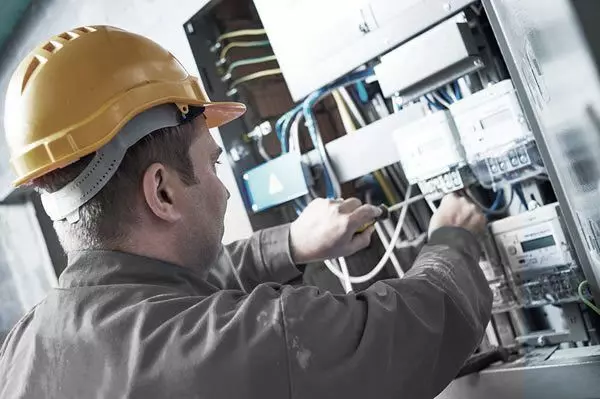 كشف التماس الكهرباء بالباحة